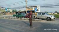 Тайская мотоциклистка лишилась шлема во время столкновения с автомобилем. (Видео) 1