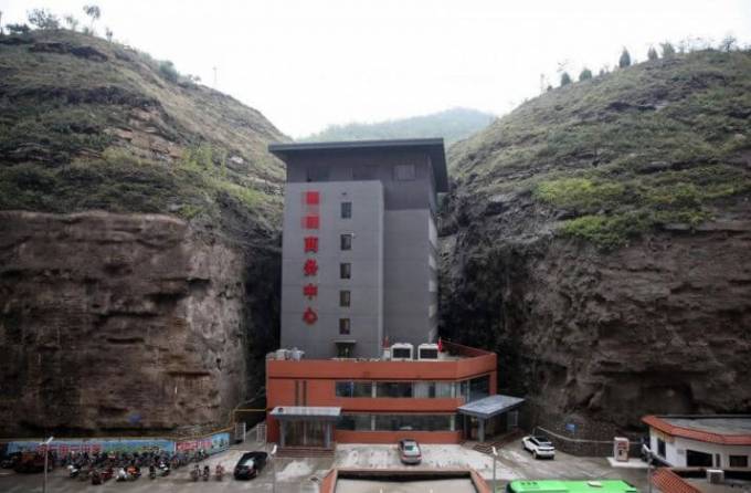 Отель между скалами построили в Китае (Видео)