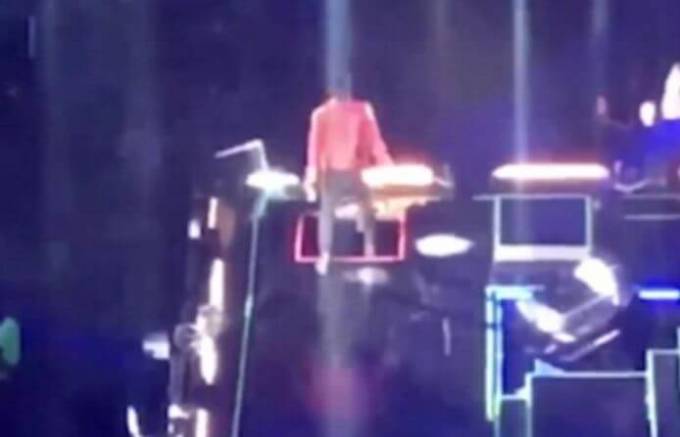 Популярный певец провалился в яму во время концерта в Мехико. (Видео)