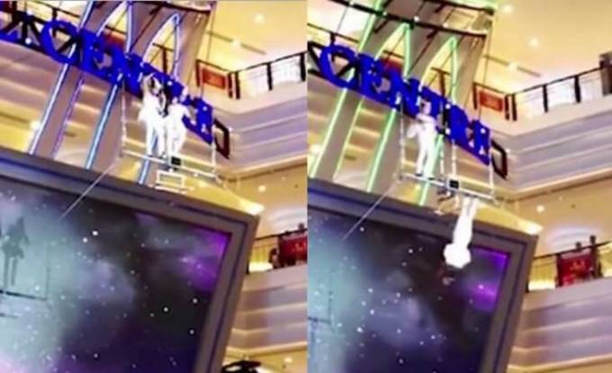 Воздушная танцовщица упала на сцену с 20-метровой высоты в китайском торговом центре. (Видео)