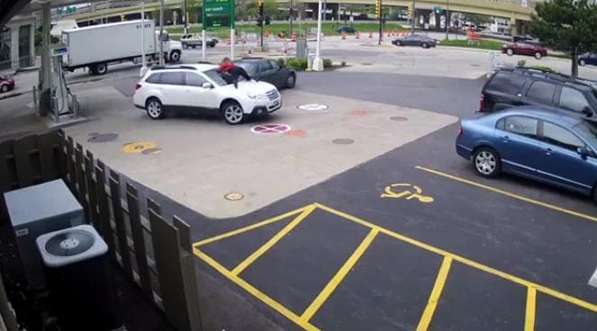 Драматическая картина попытки угона автомобиля была запечатлена камерой видеонаблюдения на АЗС в штате Висконсин.