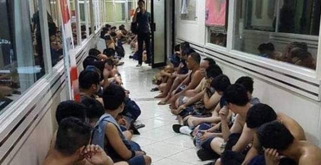 141 человек с нетрадиционной ориентацией был арестован во время полицейского рейда в тренажёрном зале, в Джакарте.