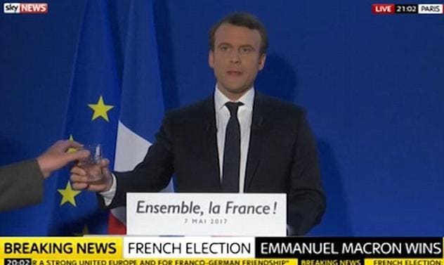 Репетиция победной речи нового президента Франции Эммануэля Макрона была показана в прямом эфире. (Видео)