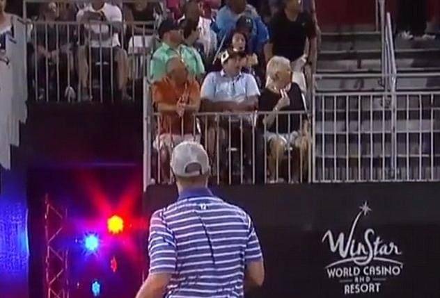 Гольфист запустил сломанной клюшкой на трибуну во время зрелищного удара на турнире в Оклахоме. (Видео)