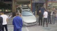 Неопытный водитель умудрился, сдавая задним ходом разнести магазин в Китае (Видео) 3