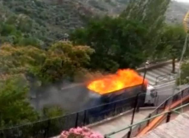 Водитель горящего мусоровоза, чтобы потушить пожар, проехал два километра по автомагистрали в Испании (Видео)
