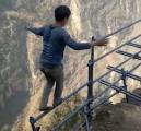 Китайский экстремал совершил прогулку без страховки по самой высокой «стремянке» в мире. (Видео) 0