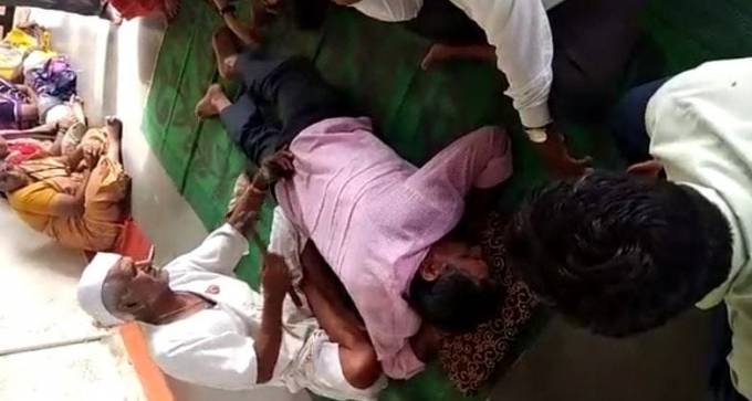 Индийский «целитель» при помощи молотка «лечит» суставы пациентов. (Видео)