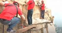 Китайские рабочие отремонтировали высокогорную деревянную дорогу на высоте более 2000 метров (Видео) 2