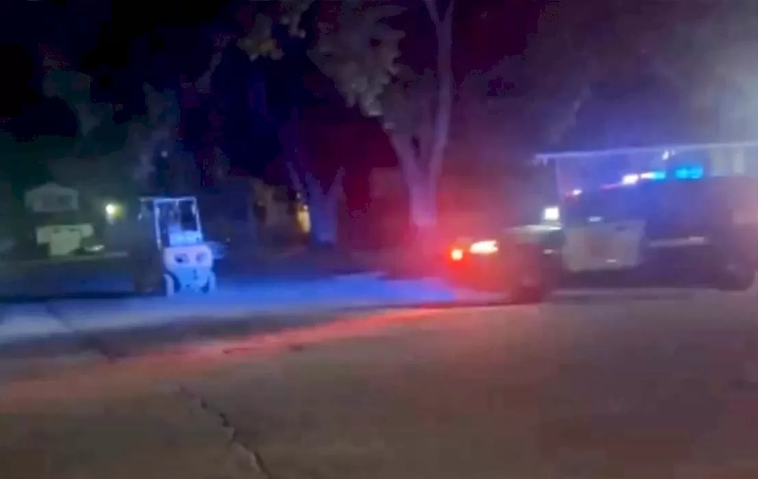 Полицейские устроили вялотекущую погоню за угонщиком на погрузчике: видео