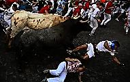 Экстремалы продолжили видеосъёмки, угодив под копыта быков во время испанского фестиваля 1