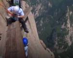 Китайские рабочие отремонтировали высокогорную деревянную дорогу на высоте более 2000 метров (Видео) 1