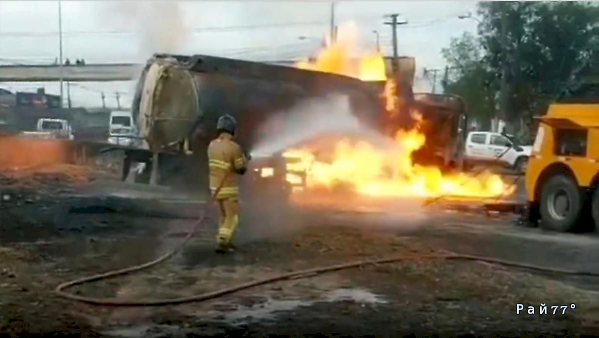 Пожарные спалили эвакуатор при попытке потушить бензовоз: видео