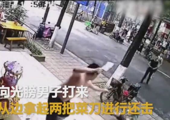 Налётчик с ножом был контратакован более вооружённым оппонентом (Видео) Налётчик с ножом был контратакован более вооружённым оппонентом (Видео)