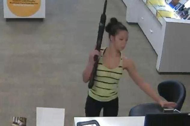 Юная грабительница с винтовкой наперевес, ограбила магазин электроники в США. (Видео)