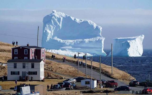 Огромный айсберг стал новой достопримечательностью Ньюфаундленда (Видео)