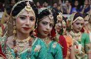 Традиционная массовая свадьба была организована в индийском штате Гуджарат. (Видео) 10