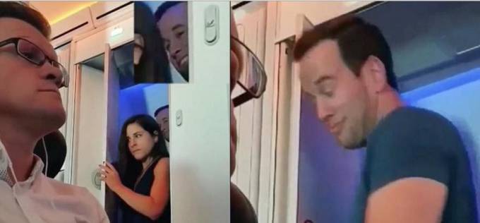 Пассажир самолёта запечатлел забавный момент выхода из туалета слишком любвеобильной пары. (Видео)