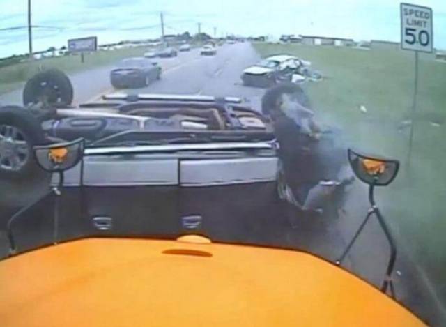 Чудовищная автокатастрофа произошла прямо перед школьным автобусом в США. (Видео)