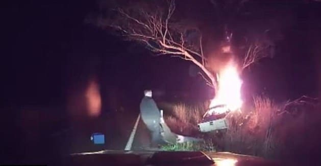 Австралиец в последний момент перед взрывом вытащил водителя из пылающего автомобиля. (Видео)