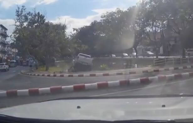 Тайский автовладелец «срезал маршрут» и утопил свой автомобиль (Видео)