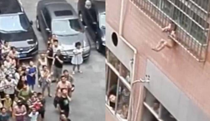 Двухлетний ребёнок, оказавшийся между металлической решёткой и окном был спасён в Китае (Видео)