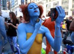 200 человек приняли участие в голом флешмобе Энди Голуба, в Нью - Йорке. (Видео) 4