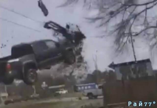 Угонщик, уходя от полицейской погони, совершил «головокружительный кульбит», приземлившись на крыше легкового автомобиля (Видео)