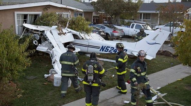 Пилот и два пассажира выжили после падения самолёта на частное жилище в США. (Видео)