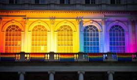 «Голубая Америка». Памятники и здания в США в честь праздника «ЛГБТ - гордости» были окрашены в радужные цвета. 5