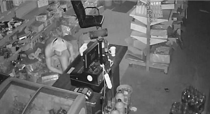 Полуголый воришка с женскими трусами на голове ограбил магазин в Китае. (Видео)