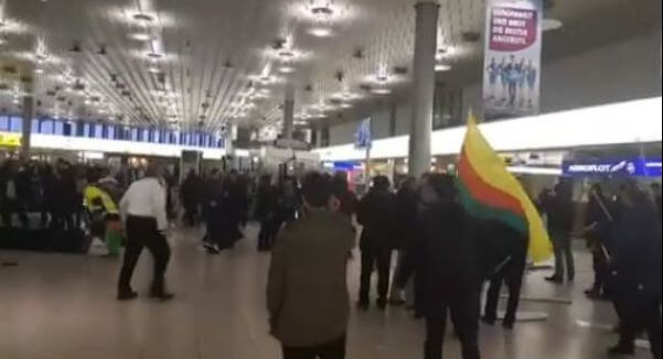 Массовая драка турков с протестующими курдами произошла в немецком аэропорту (Видео)