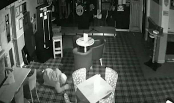 Камера видео наблюдения, установленная  в питейном заведении «Смитис Марина Бар», в Дербишире поздно ночью, в прошлую среду, 26 апреля запечатлела момент ограбления паба.