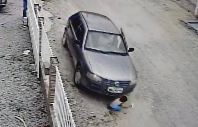 Ребёнок чудом выжил, оказавшись под колёсами автомобиля в Бразилии. (Видео)