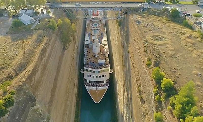 Огромный круизный лайнер прошёл по узкому каналу в Греции ▶