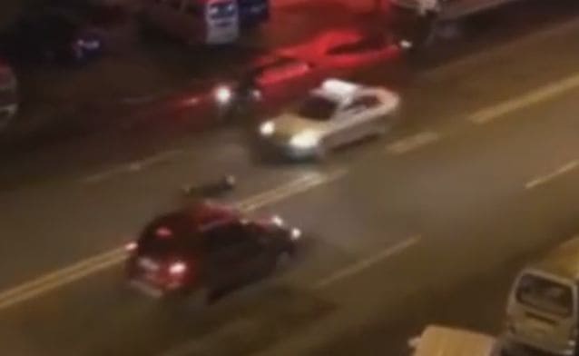 Пешеход дважды попал под колёса автомобилей в Китае Пешеход дважды попал под колёса автомобилей в Китае