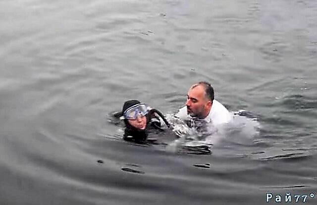 Турецкий мэр спас упавшую в обморок аквалангистку. (Видео)