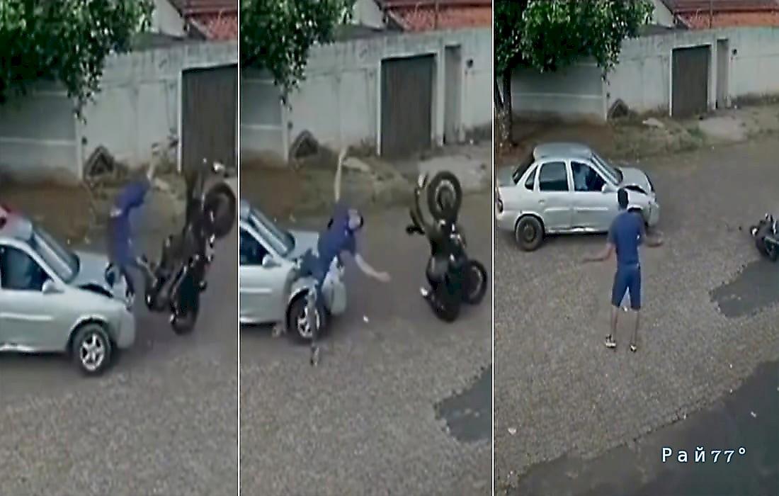 Лобовое столкновение мотоциклиста с легковушкой попало на видео в Бразилии