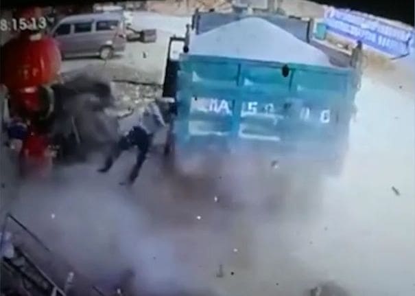 Взорвавшееся колесо травмировало китайского механика (Видео) Взорвавшееся колесо травмировало китайского механика (Видео)