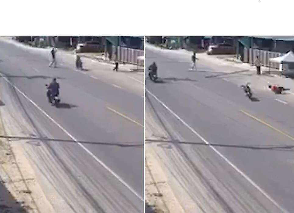Рабочие, неся по дороге длинную балку, оказались на пути у мотоциклиста в Таиланде