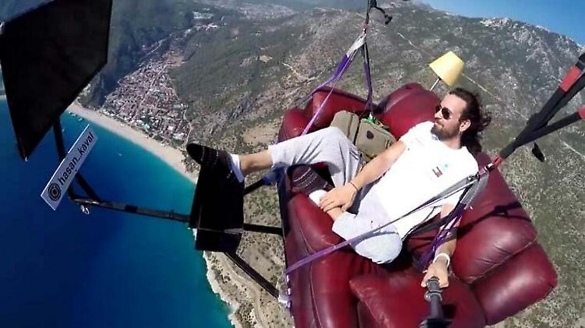 Турецкий парапланерист совершил полёт на диване с телевизором и лампой