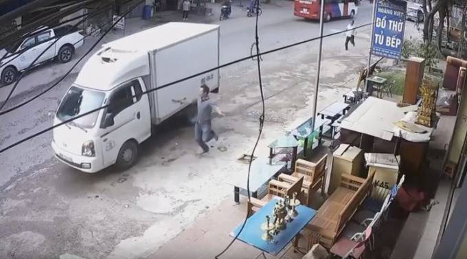 Грузовик «сбежал» от нерасторопного водителя во Вьетнаме. (Видео)