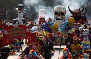 Тысячи мексиканцев приняли участие в параде, посвящённом дню мёртвых в Мехико. (Видео) 10