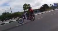 Мотоцикл развалился на части прямо под байкером во время исполнения «зрелищного» трюка. (Видео) 0
