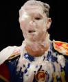 Британец, «поймавший» лицом 72 тарелки с пеной для бритья, установил новый рекорд Гиннесса. (Видео) 6