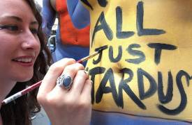 200 человек приняли участие в голом флешмобе Энди Голуба, в Нью - Йорке. (Видео) 0