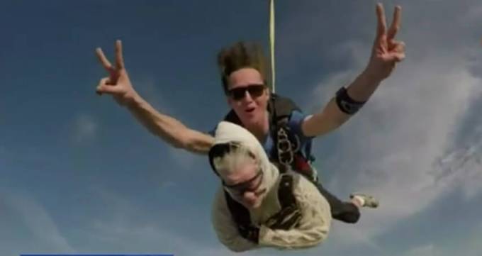 101-летняя австралийка установила новый рекорд и совершила прыжок с парашютом в тамдеме с инструктором. (Видео)