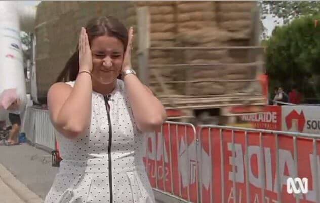 Грузовик с сеном снёс надувную арку во время трансляции выпуска новостей в Австралии. (Видео)