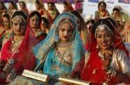 Традиционная массовая свадьба была организована в индийском штате Гуджарат. (Видео) 2