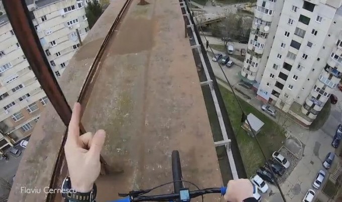 Румынский экстремал прокатился на велосипеде по заброшенному фуникулёру на высоте 40 метров (Видео)